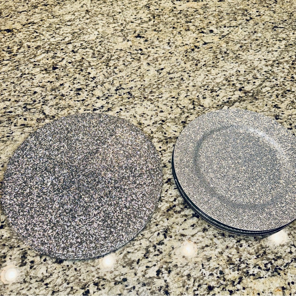 8 Round Silver glitter placemats and 8 Round Silver glitter chargers. Gorgeous!